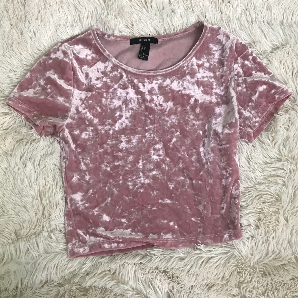Pink cropped shirt with a velvet material.